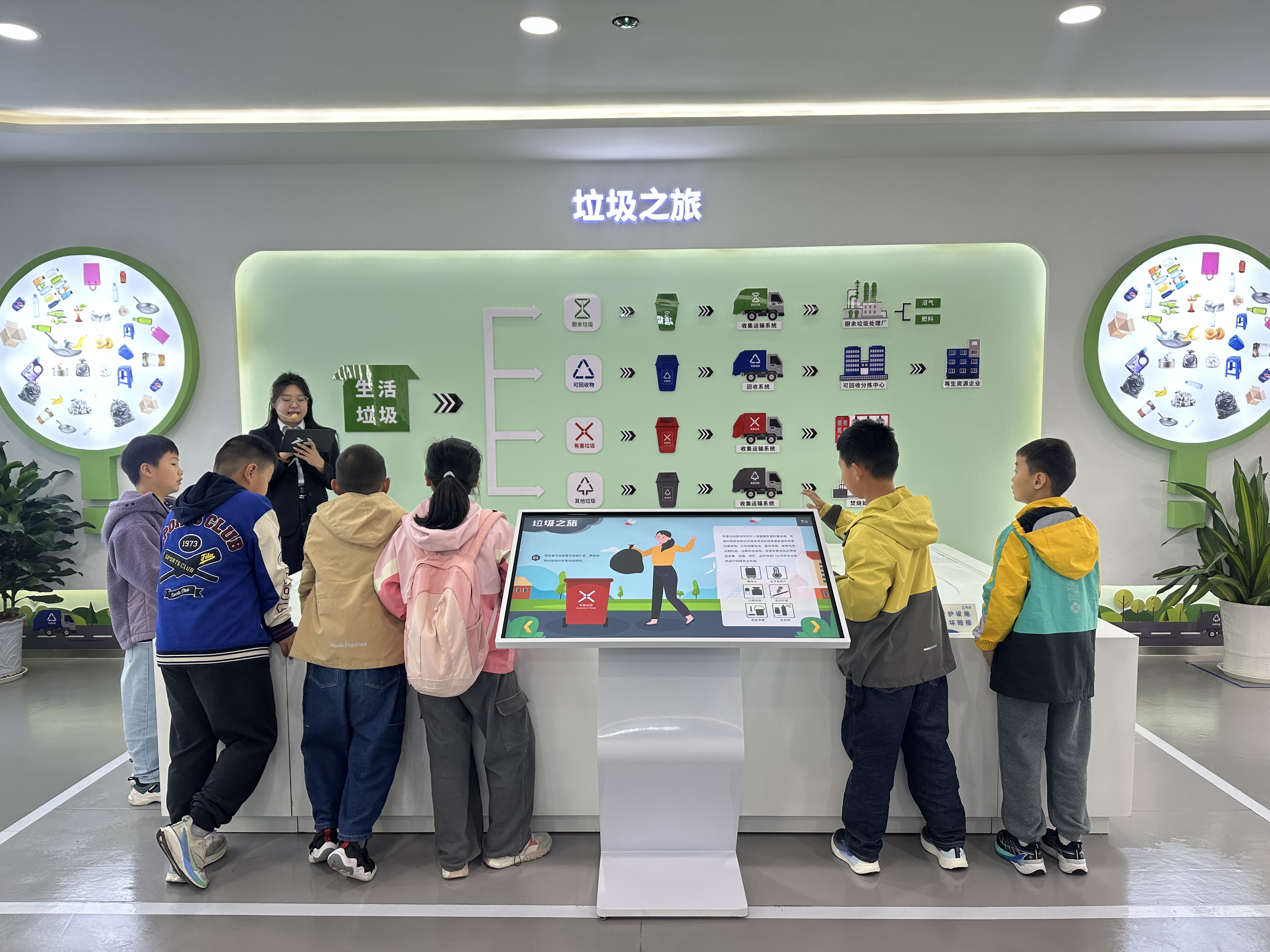 亲子家庭走进垃圾分类体验馆  解锁垃圾分类“...