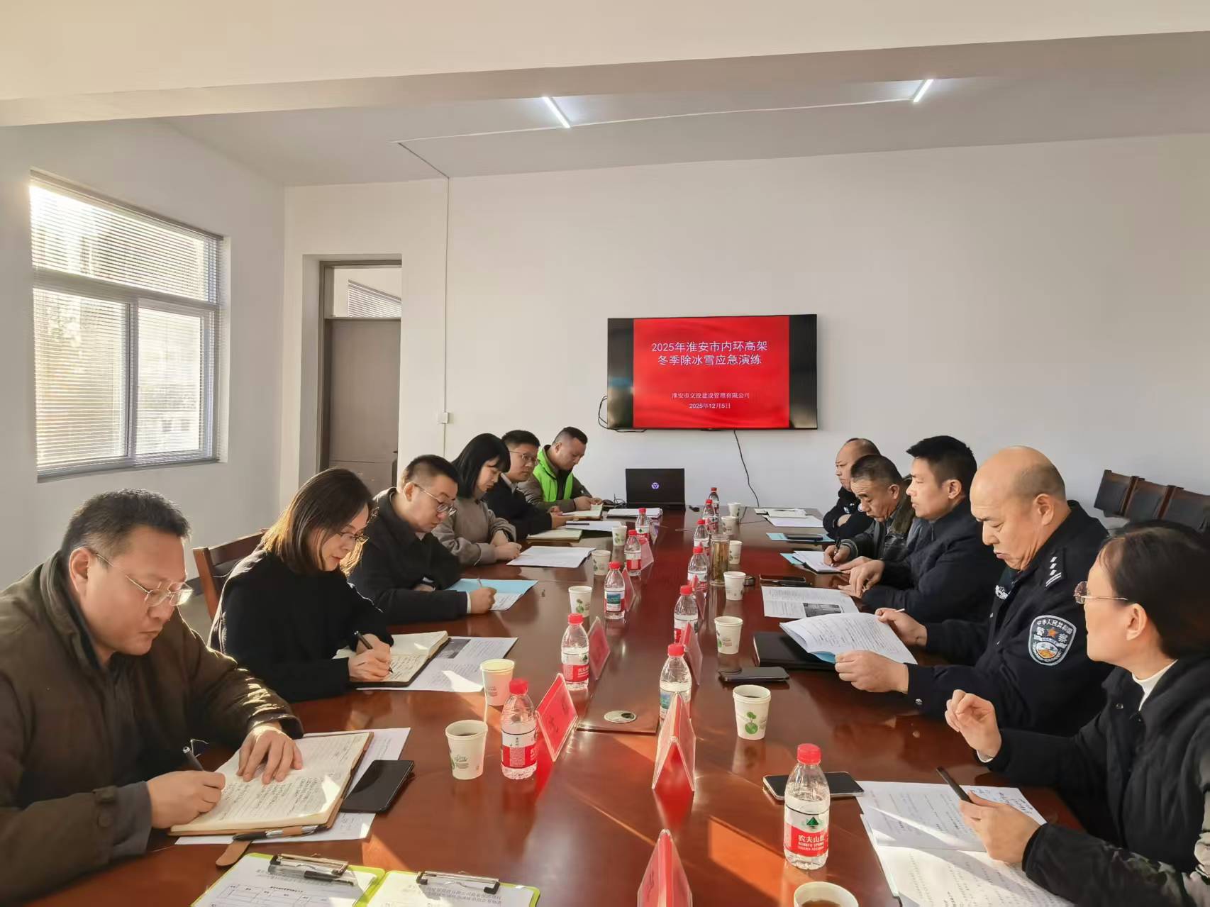 淮安市城管局组织冬季内环高架扫雪除冰应急演练...