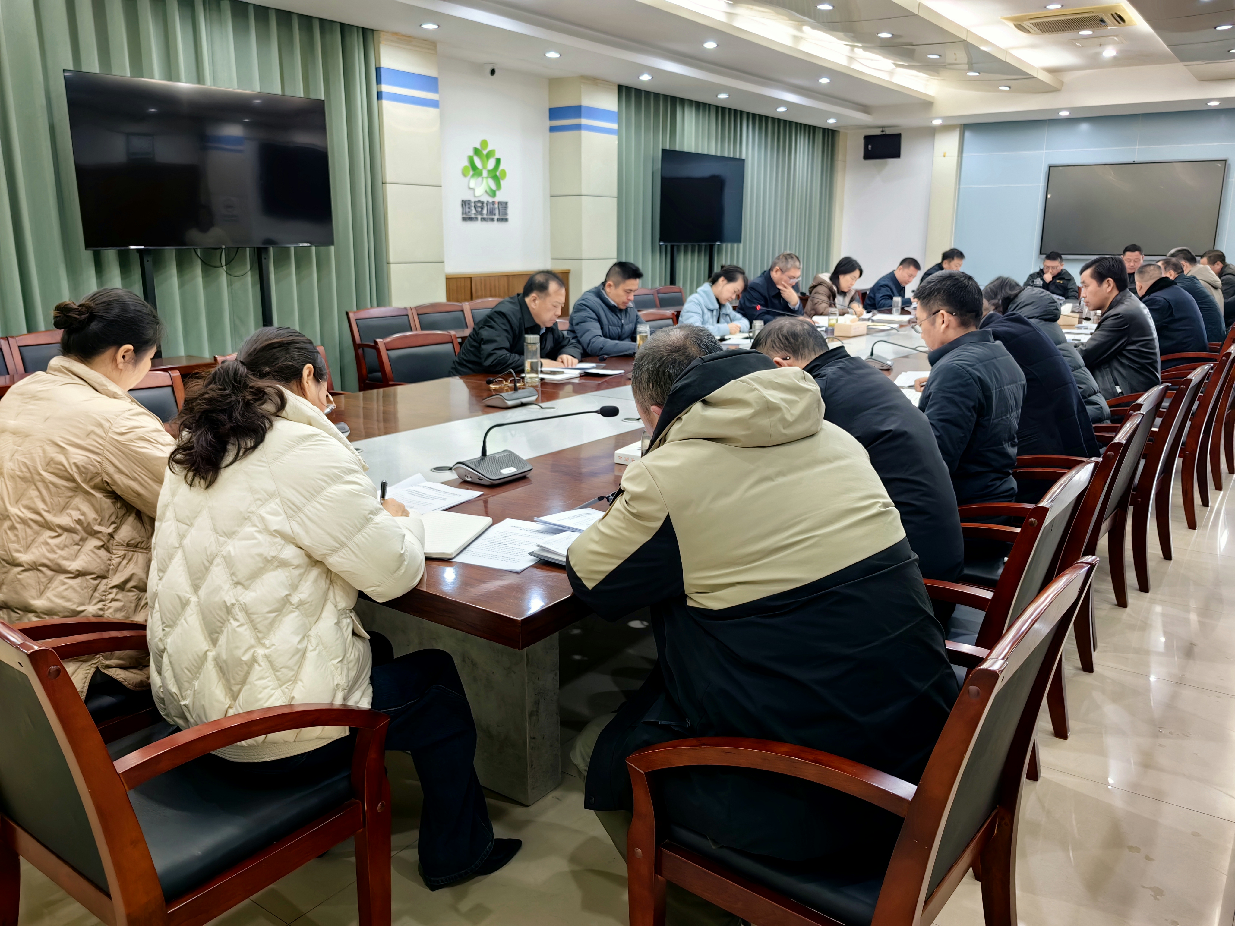 中心组学习会现场图.jpg 中心组学习会现场图.jpg