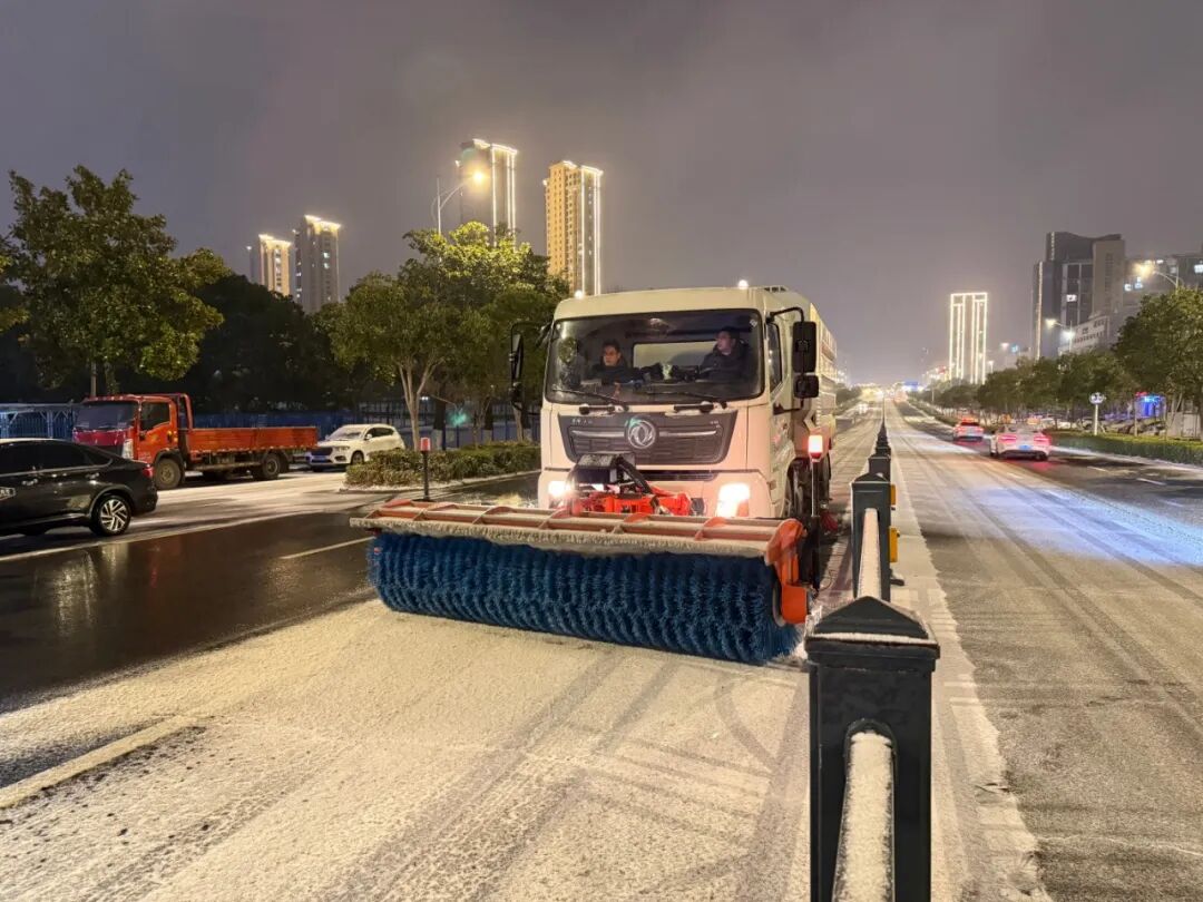 以雪为令，昼夜行动！全市城管系统迎战冰雪保畅...