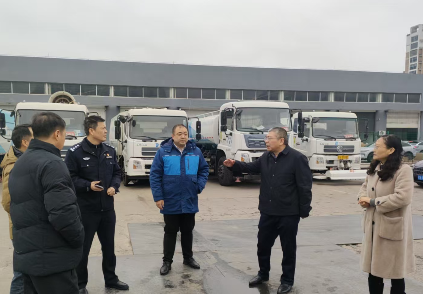 市局主要负责同志带队督导扫雪除冰应急准备工作...