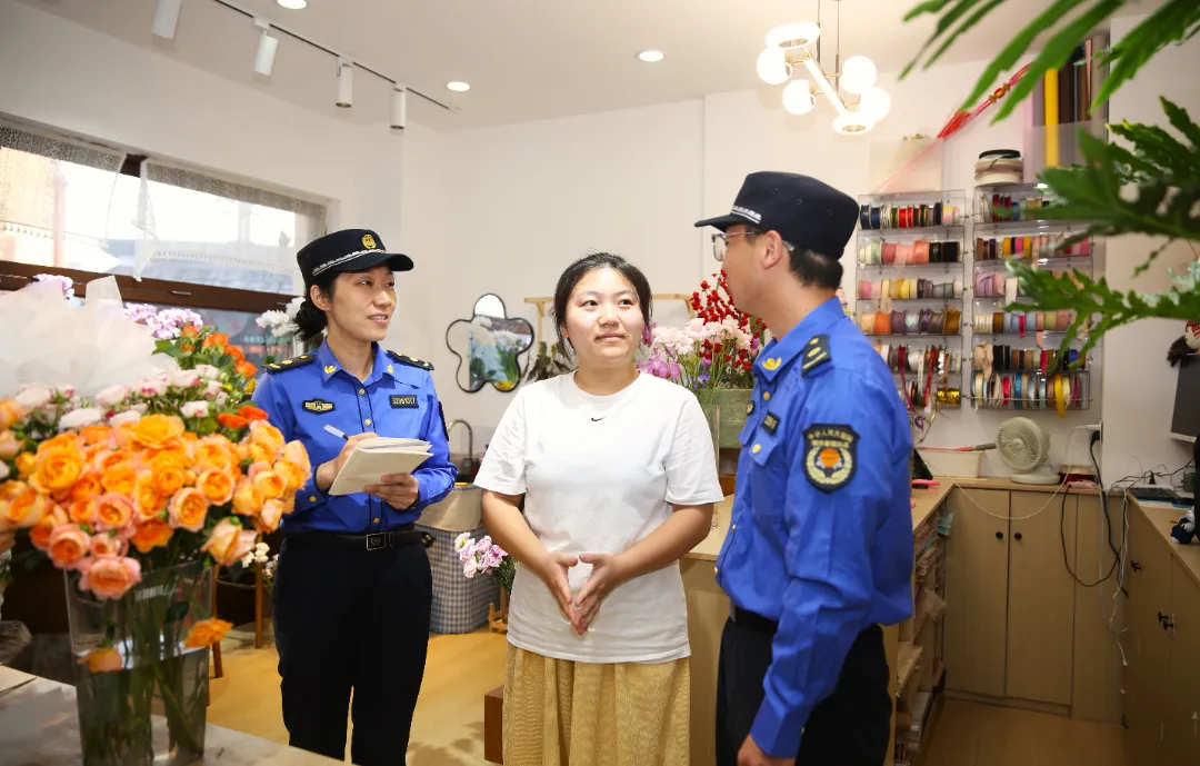 国庆假期，他们用坚守，让城市更干净更有序更温...
